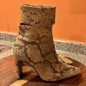 TOPSHOP Womens size 8, snake print boot heels!